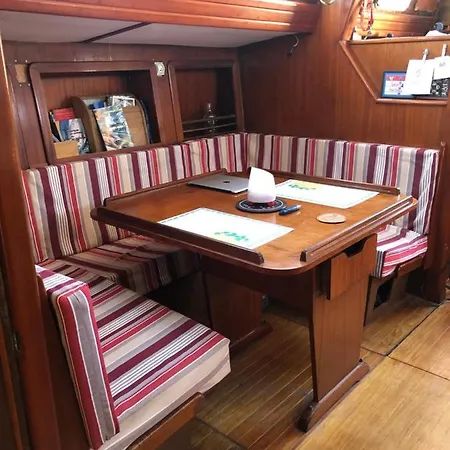 Tanimara Hotel en barco